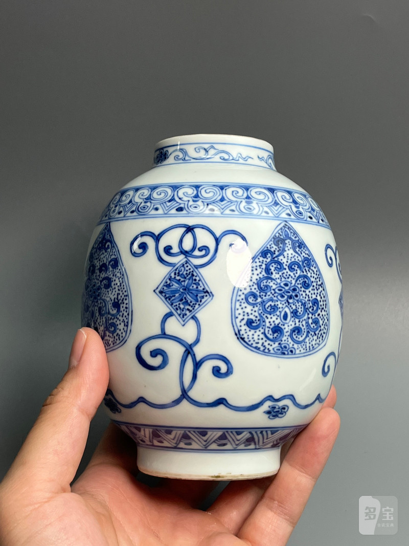 清雍正  青花淡描缠枝花卉纹灯笼尊 - 图4